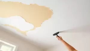 Jak zamaskować nierówny sufit