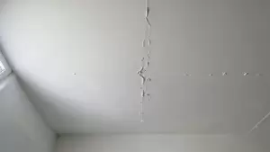 klejenie płyt gk do sufitu