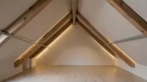 na poddaszu płynnie przechodzą w sufit