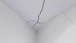 Pęknięcia na łączeniu sufitu i ściany