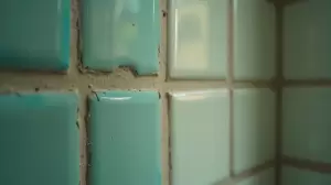 Szczelina między płytkami a sufitem